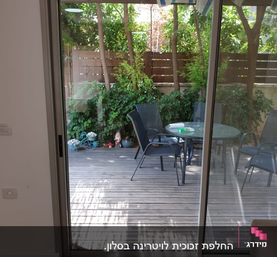 דלת זכוכית שקופה עם מסגרת מתכתית